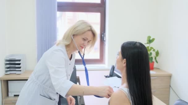 Ženský Doktor Naslouchá Ženskému Srdci Dýchá Stetoskopem Hrudi Lékař Naslouchá — Stock video