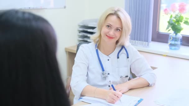 Kadın Bir Doktor Hastasına Yakın Plan Çekimde Danışmanlık Yapar Hasta — Stok video