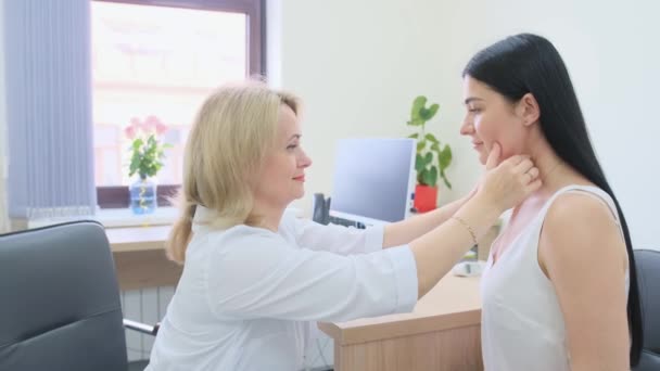 Kvinnlig Läkare Undersöker Patientens Hals Kontoret — Stockvideo