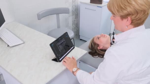 Femeie Primește Ecografie Glandei Tiroide Medic — Videoclip de stoc