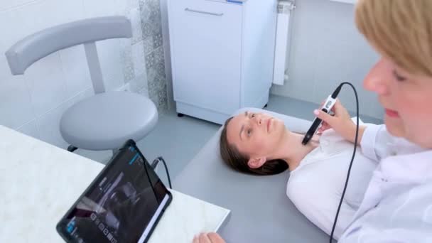 Doctor Modern Diagnostic Clinic Examines Thyroid Gland Patient Young Attractive — Stock Video