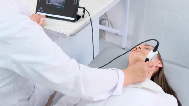 Médico Una Clínica Diagnóstico Moderna Examina Glándula Tiroides Una Paciente — Vídeo de stock