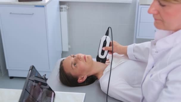 Lékař Moderní Diagnostické Klinice Vyšetřuje Štítnou Žlázu Pacienta Mladé Atraktivní — Stock video