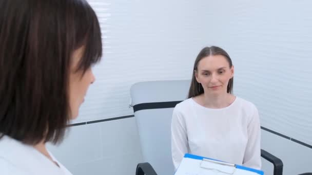 Gynekologen Förbereder Undersökningen Kvinna Som Sitter Gynekologisk Stol Kontoret — Stockvideo