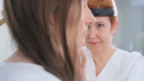Egy Női Orvos Megvizsgálja Betegek Fülét Orvosi Rendelőben — Stock videók