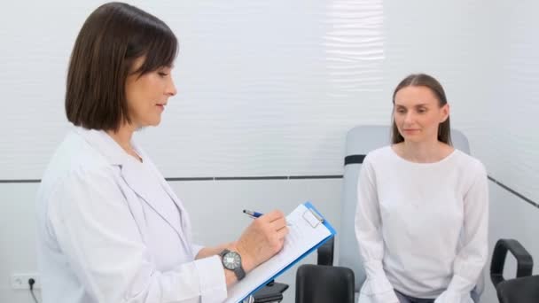 Jinekolog Bir Doktor Jinekoloji Sandalyesindeki Bir Hastanın Fotoğrafı Önleyici Resepsiyon — Stok video