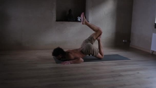 一个赤身裸体的男人在体育馆里做瑜伽 健康生活方式概念 — 图库视频影像