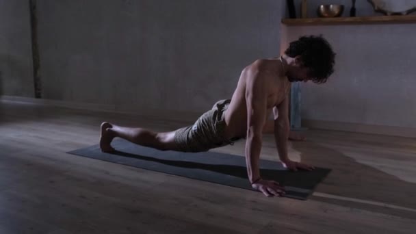 Een Man Met Een Naakte Romp Die Yoga Doet Sportschool — Stockvideo