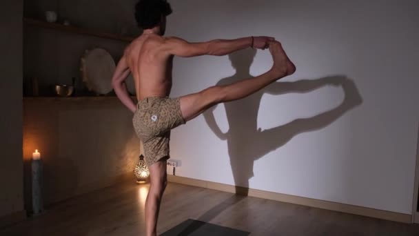 Muskulös Manlig Idrottsman Visar Atletiska Elementen Djurflödet Yoga Fitness Mode — Stockvideo
