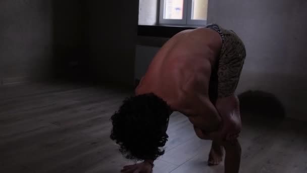 Joven Con Torso Desnudo Está Haciendo Yoga Estudio — Vídeos de Stock