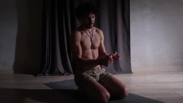 Muž Jóga Zapaluje Kadidlo Zatímco Sedí Podložce Před Zahájením Cvičení — Stock video