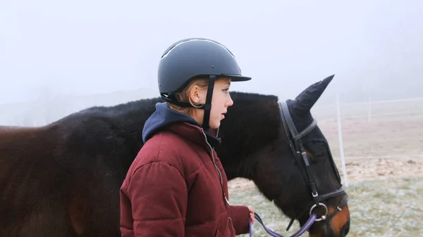 Sis Sırasında Bir Kız Kırmızı Atı Tarlada Dizginlerinden Tutar — Stok fotoğraf