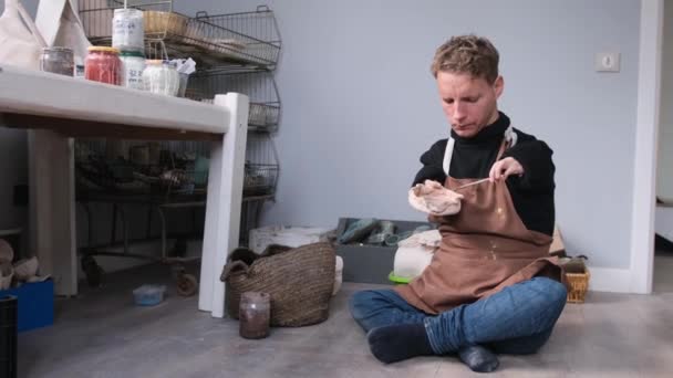 Młody Artysta Wrodzonymi Ograniczeniami Fizycznymi Maluje Ceramikę Pracowni Artystycznej — Wideo stockowe