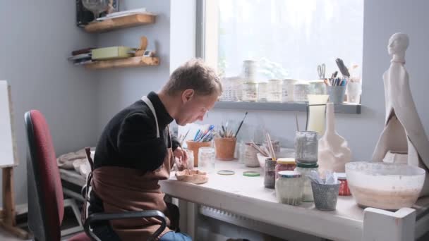 Ein Mann Mit Handpathologie Bemalt Der Werkstatt Keramik Mit Glasur — Stockvideo