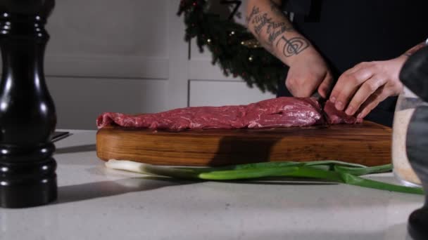 Cuoco Taglia Carne Manzo Con Coltello Tagliere Chef Separa Entrecote — Video Stock