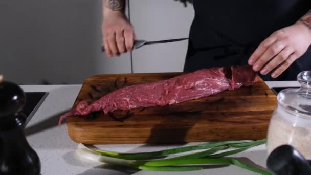 Chef Kok Snijdt Het Vlees Een Houten Snijplank Bereidt Het — Stockvideo