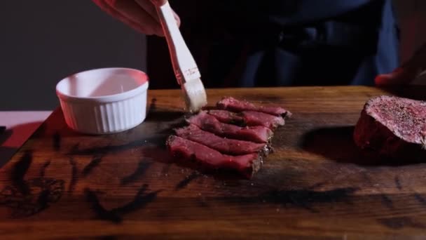 Chef Engrasa Los Trozos Carne Rodajas Con Aceite Oliva Espolvorea — Vídeo de stock