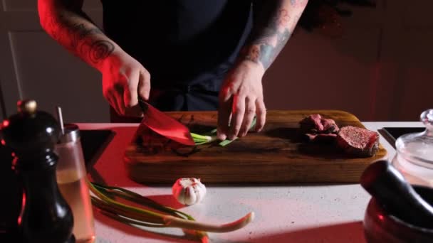 Профессиональный Повар Режет Зеленый Лук Доске Ножом Приготовления Мясного Стейка — стоковое видео
