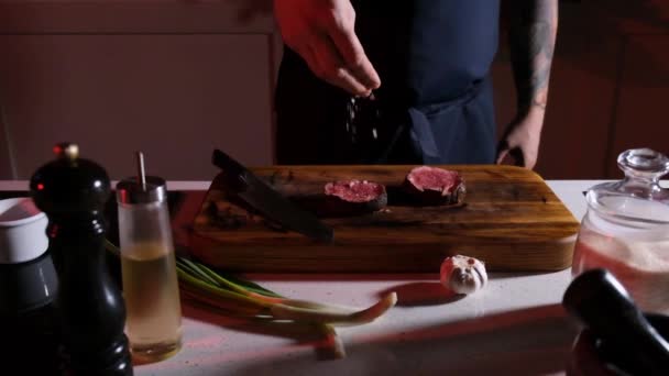 직업적인 요리사는 소금으로 요리한 고기의 조각을 뿌립니다 맛있는 음식을 요리하는 — 비디오