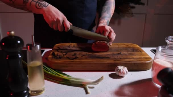 Kuchař Dřevěné Desce Krájí Smažený Steak Velké Kousky Detailní Záběr — Stock video