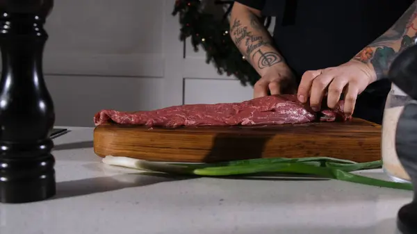 Cocinero Corta Carne Res Con Cuchillo Una Tabla Cortar Chef —  Fotos de Stock