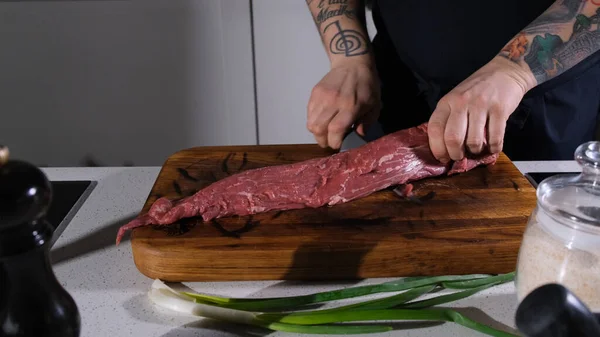 Cocinero Corta Carne Res Con Cuchillo Una Tabla Cortar Chef — Foto de Stock