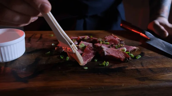 Cozinheiro Engraxa Pedaços Carne Fatiada Com Azeite Antes Servir — Fotografia de Stock