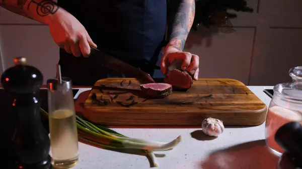 Kuchař Dřevěné Desce Krájí Smažený Steak Velké Kousky Detailní Záběr — Stock fotografie