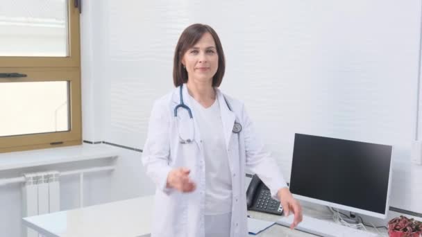 의사는 사무실에 서있는 천천히 그녀의 접습니다 — 비디오