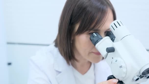 Gynekolog Kvinna Tittar Ett Mikroskop Tar Närbild — Stockvideo