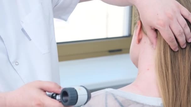 Mužský Lékař Vyšetřuje Krtky Ženské Kůži Klinice — Stock video