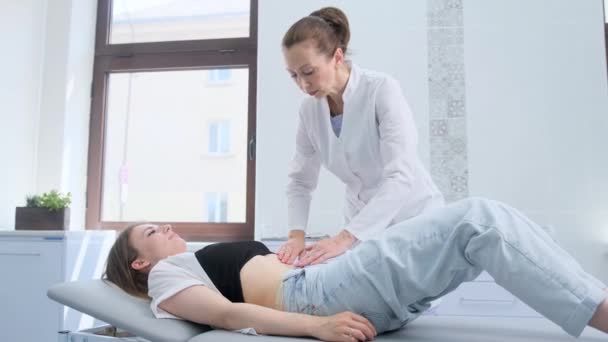 Medic Feminin Simte Stomacul Unui Tânăr Pacient Culcat Canapea Ființă — Videoclip de stoc