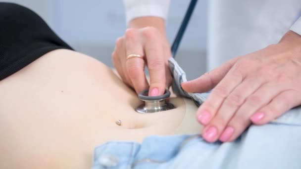 Lékařka Stetoskopem Vyšetřuje Břicho Mladého Pacienta Ležícího Lůžku Pohotovosti Nemocnici — Stock video
