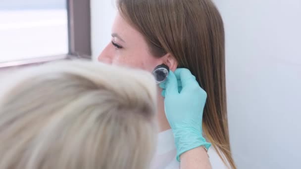Examen Por Cirujano Del Oído Externo Canal Auditivo Utilizando Endoscopio — Vídeo de stock