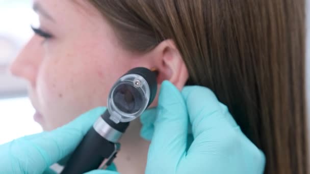 Vizsgálat Egy Sebész Külső Fül Hallójárat Optikai Endoszkóppal Diagnózis Fülbetegségek — Stock videók