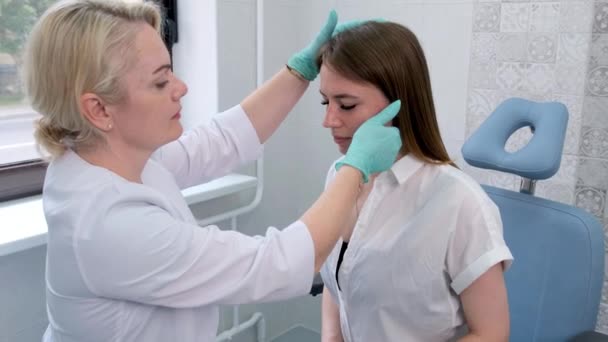 Kobieta Lekarz Sprawdza Migdałki Pacjentów Szpitalu Podczas Wizyty — Wideo stockowe