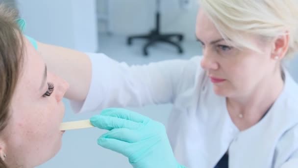 Médecin Orl Examine Les Patients Cavité Buccale Dans Bureau Polyclinique — Video