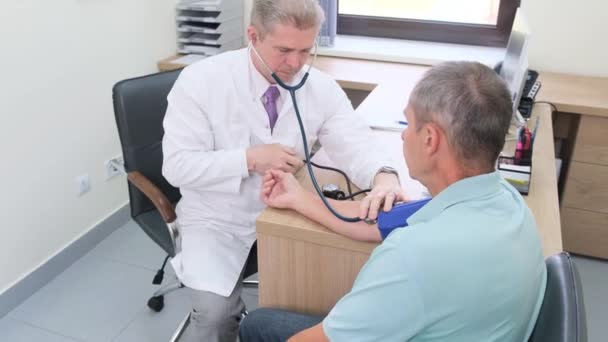 Medico Misura Pressione Sanguigna Del Paziente Ospedale Durante Appuntamento — Video Stock