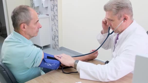 Γιατρός Μετρά Την Αρτηριακή Πίεση Του Ασθενούς Στο Νοσοκομείο Κατά — Αρχείο Βίντεο