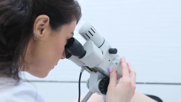Paciente Médico Consultorio Ginecológico Durante Procedimiento Colposcopia Ginecólogo Examina Microscopio — Vídeo de stock