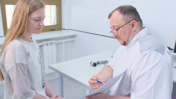 Médecin Masculin Discute Diagnostic Avec Une Patiente Lors Rendez Vous — Video