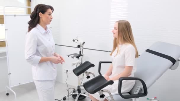 Ginecologista Comunica Com Uma Jovem Grávida Sentada Uma Cadeira Ginecológica — Vídeo de Stock