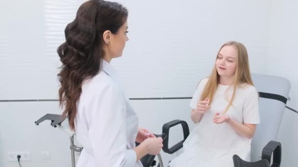 Gynekologen Lyssnar Uppmärksamt Den Patient Som Sitter Den Gynekologiska Stolen — Stockvideo