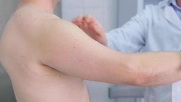 Egy Férfi Traumatológus Megvizsgálja Beteget Hogy Meghatározza Sérülést Fájdalmat Mobilitást — Stock videók