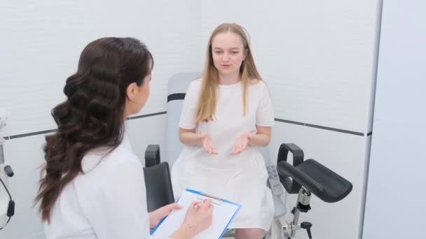 Ginekolog Słucha Uważnie Pacjenta Rejestruje Informacje Otrzymane Podczas Wizyty — Wideo stockowe
