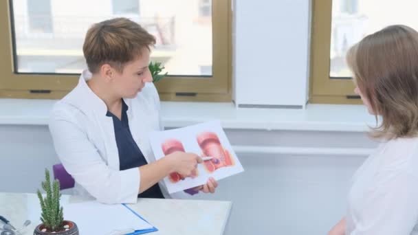 Kobieta Proktolog Pokazuje Pacjentowi Szpitalu Model Odbytnicy Podczas Konsultacji — Wideo stockowe