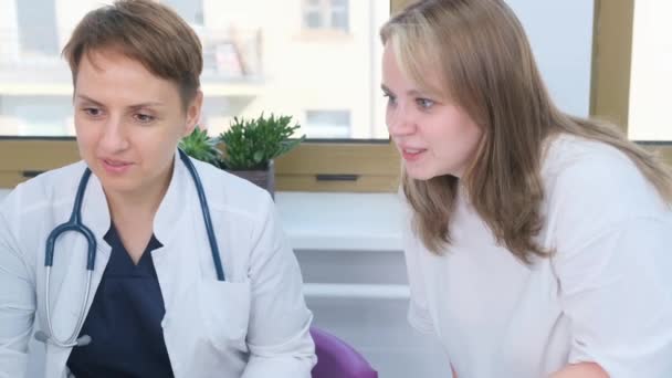 Médecin Expliquant Diagnostic Son Patient — Video