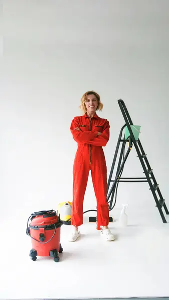Pige Lys Rød Jumpsuit Rengøringsfirma Baggrund Rengøringsartikler - Stock-foto