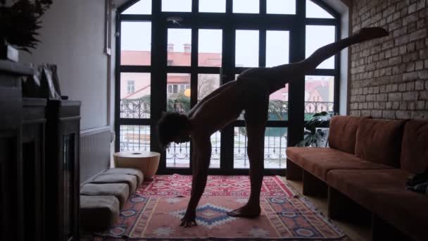 Силуэт Красивого Мужчины Практикующего Йогу Фоне Большого Окна Комнате — стоковое видео