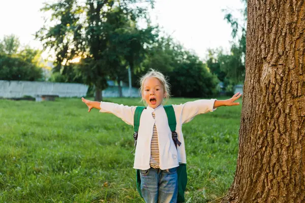 Büyük Sırt Çantalı Küçük Bir Kız Öğrenci Şehir Parkında Eğleniyor Stok Resim
